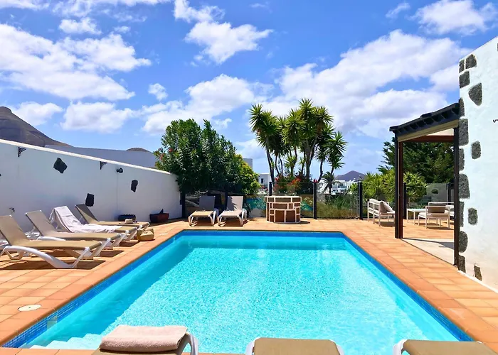 Spacious Private Up To 16 - Authentic - Volcano, Timanfaya Park, Bodega & South Beaches - Heated Pool - Game - Charcoal Grill