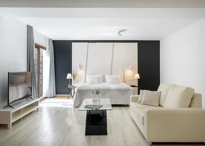 别墅 Spacious Private Up To 16 - Authentic - Volcano, Timanfaya Park, Bodega & South Beaches - Heated Pool - Game - Charcoal Grill