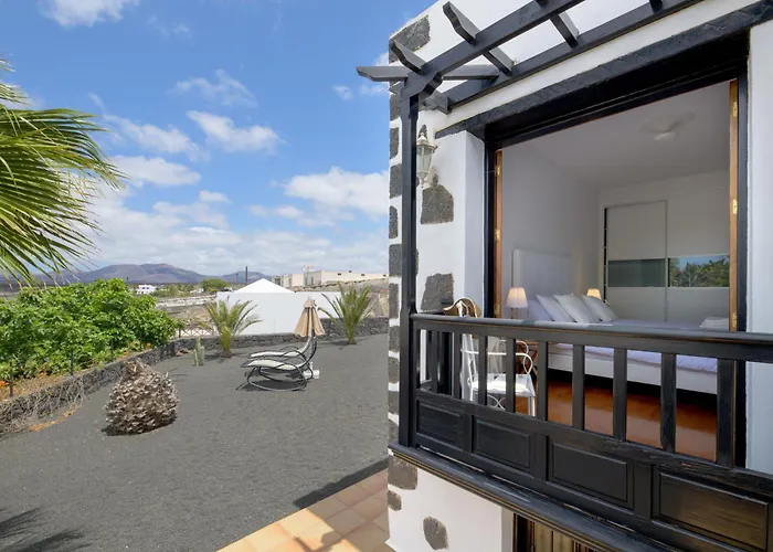 Spacious Private Up To 16 - Authentic - Volcano, Timanfaya Park, Bodega & South Beaches - Heated Pool - Game - Charcoal Grill