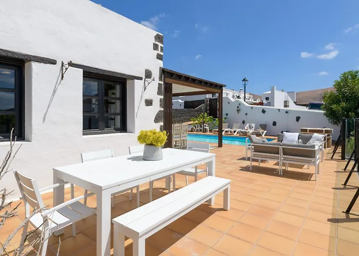 Spacious Private Up To 16 - Authentic - Volcano, Timanfaya Park, Bodega & South Beaches - Heated Pool - Game - Charcoal Grill *