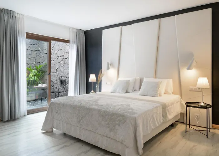 Spacious Private Up To 16 - Authentic - Volcano, Timanfaya Park, Bodega & South Beaches - Heated Pool - Game - Charcoal Grill * 雅伊萨