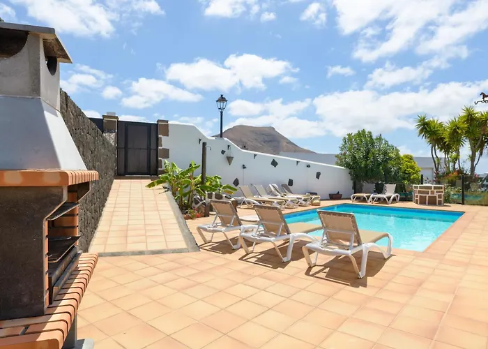 빌라 Spacious Private Up To 16 - Authentic - Volcano, Timanfaya Park, Bodega & South Beaches - Heated Pool - Game - Charcoal Grill