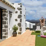 Spacious Private Up To 16 - Casa Quintero - Volcano, Timanfaya Park, Bodega & South Beaches - Heated Pool - Game - Charcoal Grill Яйса