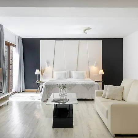 Villa Spacious Private Up To 16 - Authentic - Volcano, Timanfaya Park, Bodega & South Beaches - Heated Pool - Game - Charcoal Grill