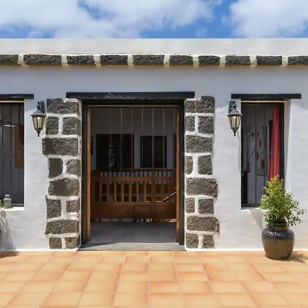 Spacious Private Up To 16 - Authentic - Volcano, Timanfaya Park, Bodega & South Beaches - Heated Pool - Game - Charcoal Grill Villa Yaiza (Lanzarote)