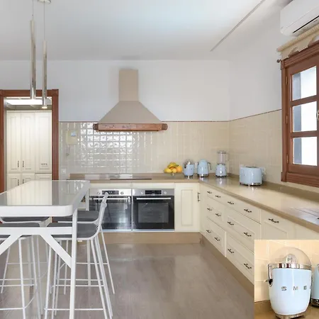 Villa Volcano, Vineyard & South Beaches - Spacious Private In Authentic - Heated Pool - Game - Charcoal Grill