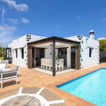 Villa Exclusive In Authentic Village Of - Calm Neighborhood -game And Bar - Charcoal Grill - Heated Pool - 10 Mn Wineries And Timanfaya