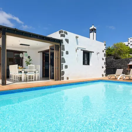 Spacious Private Up To 16 - Authentic - Volcano, Timanfaya Park, Bodega & South Beaches - Heated Pool - Game - Charcoal Grill Villa Yaiza (Lanzarote)