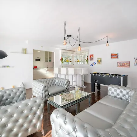 Spacious Private Up To 16 - Authentic - Volcano, Timanfaya Park, Bodega & South Beaches - Heated Pool - Game - Charcoal Grill *