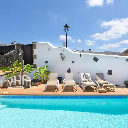 Spacious Private Up To 16 - Authentic - Volcano, Timanfaya Park, Bodega & South Beaches - Heated Pool - Game - Charcoal Grill *