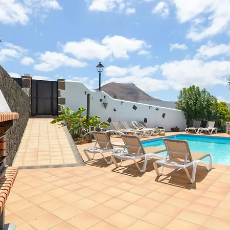 Villa Spacious Private Up To 16 - Authentic - Volcano, Timanfaya Park, Bodega & South Beaches - Heated Pool - Game - Charcoal Grill