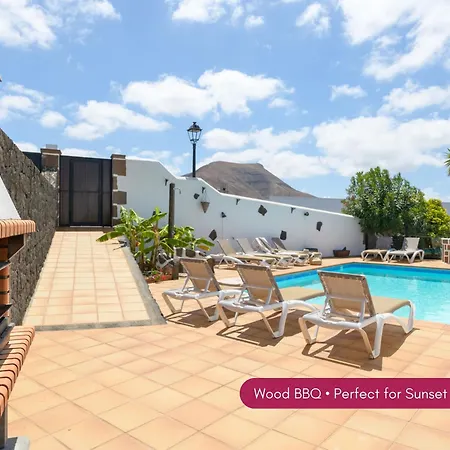 500M2 Private Villa Up To 16 - Casa Quintero Yaiza - Heated Pool - Volcano, Timanfaya Park, Bodega & South Beaches - Game Room - Charcoal Grill Villa *