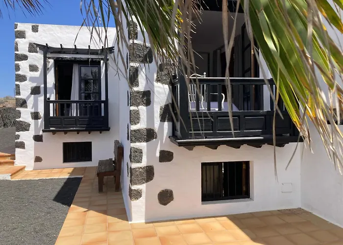 Spacious Private Up To 16 - Authentic - Volcano, Timanfaya Park, Bodega & South Beaches - Heated Pool - Game - Charcoal Grill Вилла