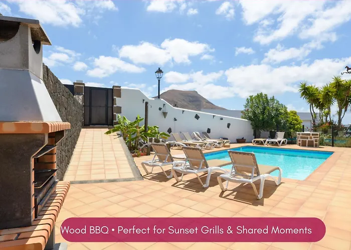 וילה Spacious Private Up To 16 - Authentic - Volcano, Timanfaya Park, Bodega & South Beaches - Heated Pool - Game - Charcoal Grill