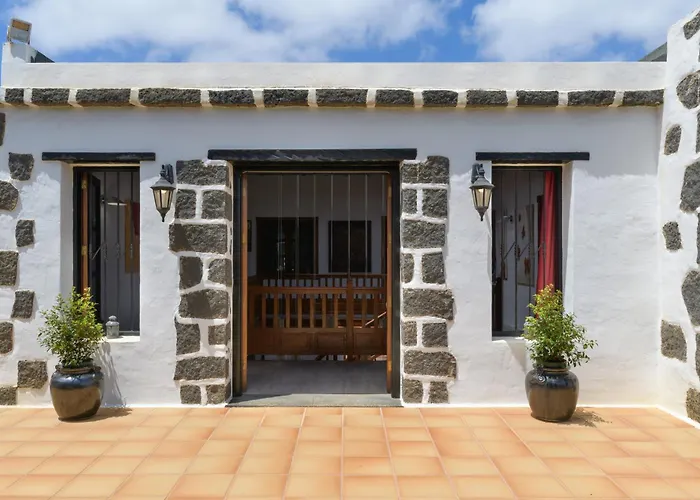 Spacious Private Up To 16 - Authentic - Volcano, Timanfaya Park, Bodega & South Beaches - Heated Pool - Game - Charcoal Grill Вилла Яйса