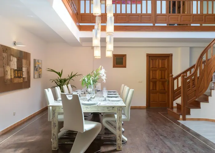 Вилла Spacious Private Up To 16 - Authentic - Volcano, Timanfaya Park, Bodega & South Beaches - Heated Pool - Game - Charcoal Grill Яйса