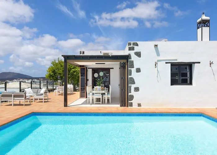 Spacious Private Up To 16 - Authentic - Volcano, Timanfaya Park, Bodega & South Beaches - Heated Pool - Game - Charcoal Grill Вилла Яйса