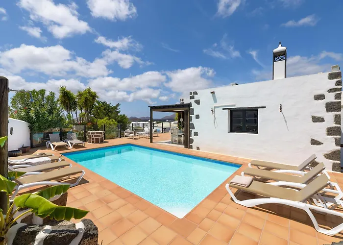 Spacious Private Up To 16 - Authentic - Volcano, Timanfaya Park, Bodega & South Beaches - Heated Pool - Game - Charcoal Grill יאיזה