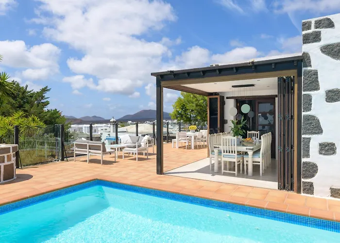 Villa Spacious Private Up To 16 - Authentic - Volcano, Timanfaya Park, Bodega & South Beaches - Heated Pool - Game - Charcoal Grill *