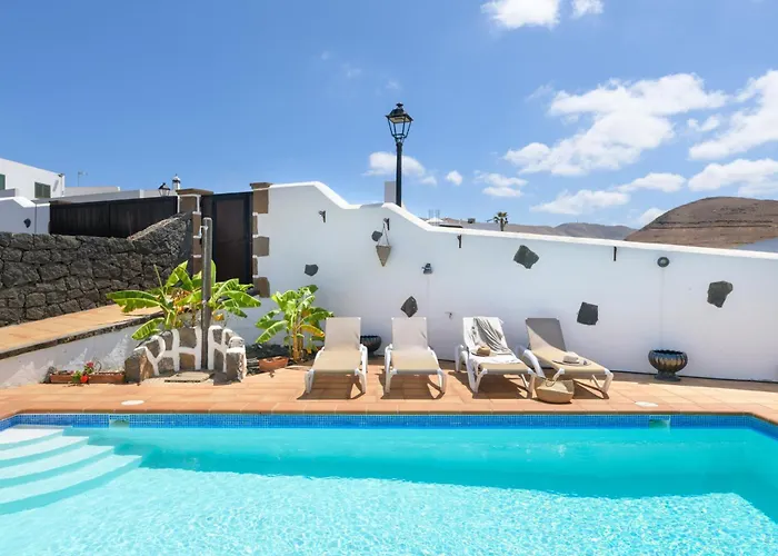 Spacious Private Up To 16 - Authentic - Volcano, Timanfaya Park, Bodega & South Beaches - Heated Pool - Game - Charcoal Grill *