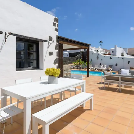 Spacious Private Up To 16 - Authentic - Volcano, Timanfaya Park, Bodega & South Beaches - Heated Pool - Game - Charcoal Grill *