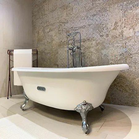 Spacious Private Up To 16 - Authentic - Volcano, Timanfaya Park, Bodega & South Beaches - Heated Pool - Game - Charcoal Grill