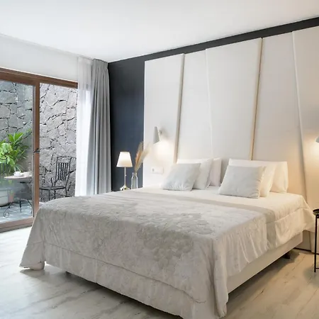 Spacious Private Up To 16 - Authentic - Volcano, Timanfaya Park, Bodega & South Beaches - Heated Pool - Game - Charcoal Grill * Yaiza (Lanzarote)