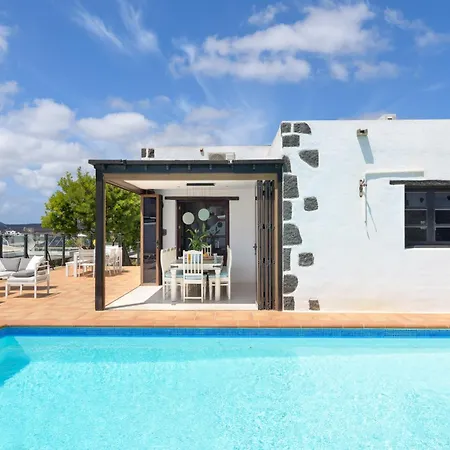 Spacious Private Up To 16 - Authentic - Volcano, Timanfaya Park, Bodega & South Beaches - Heated Pool - Game - Charcoal Grill Villa Yaiza (Lanzarote)