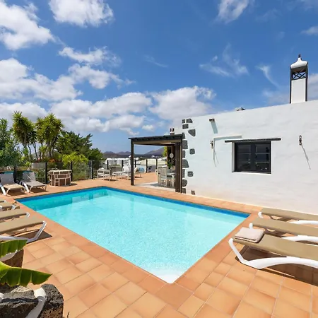 Spacious Private Up To 16 - Authentic - Volcano, Timanfaya Park, Bodega & South Beaches - Heated Pool - Game - Charcoal Grill Yaiza (Lanzarote)